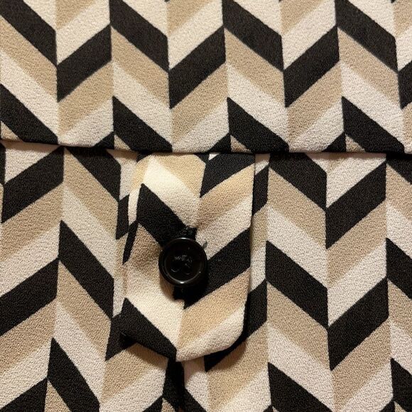 ✨Pleione Black, tan & white Chevron blouse - Picture 6 of 7